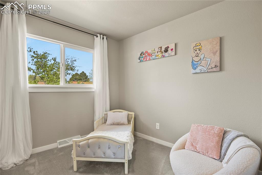 Image 18 of 34: Bedroom