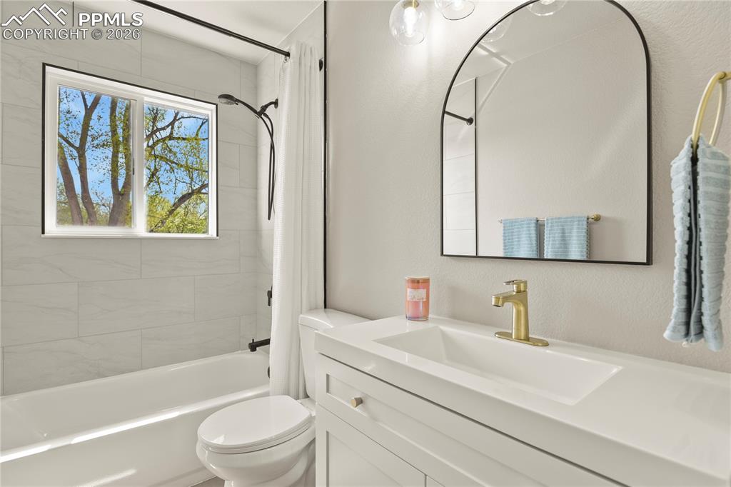 Image 19 of 34: Bathroom