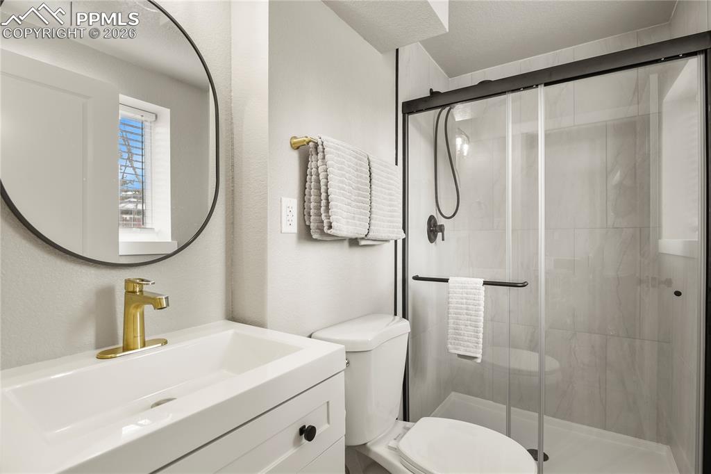 Image 26 of 34: Bathroom