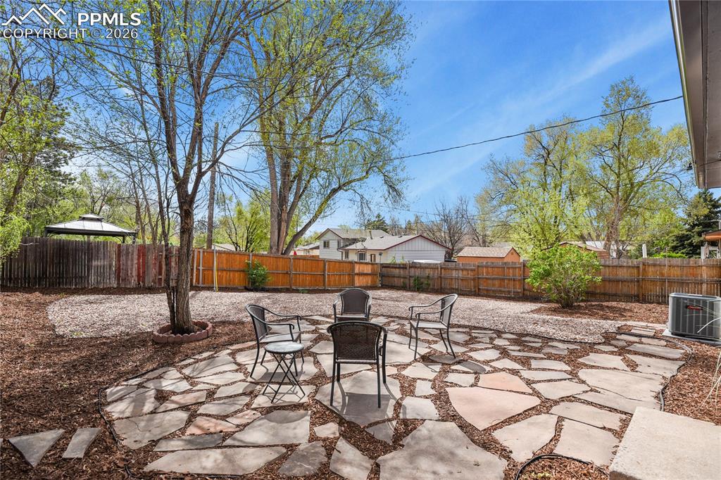 Image 27 of 34: Yard