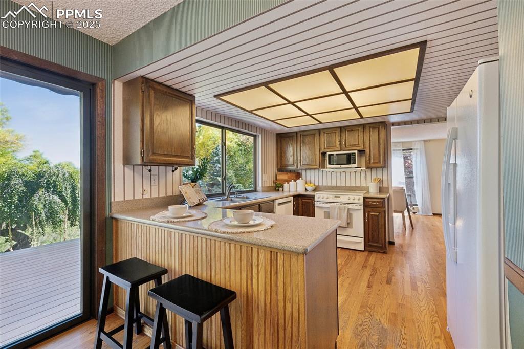 Image 15 of 49: Kitchen