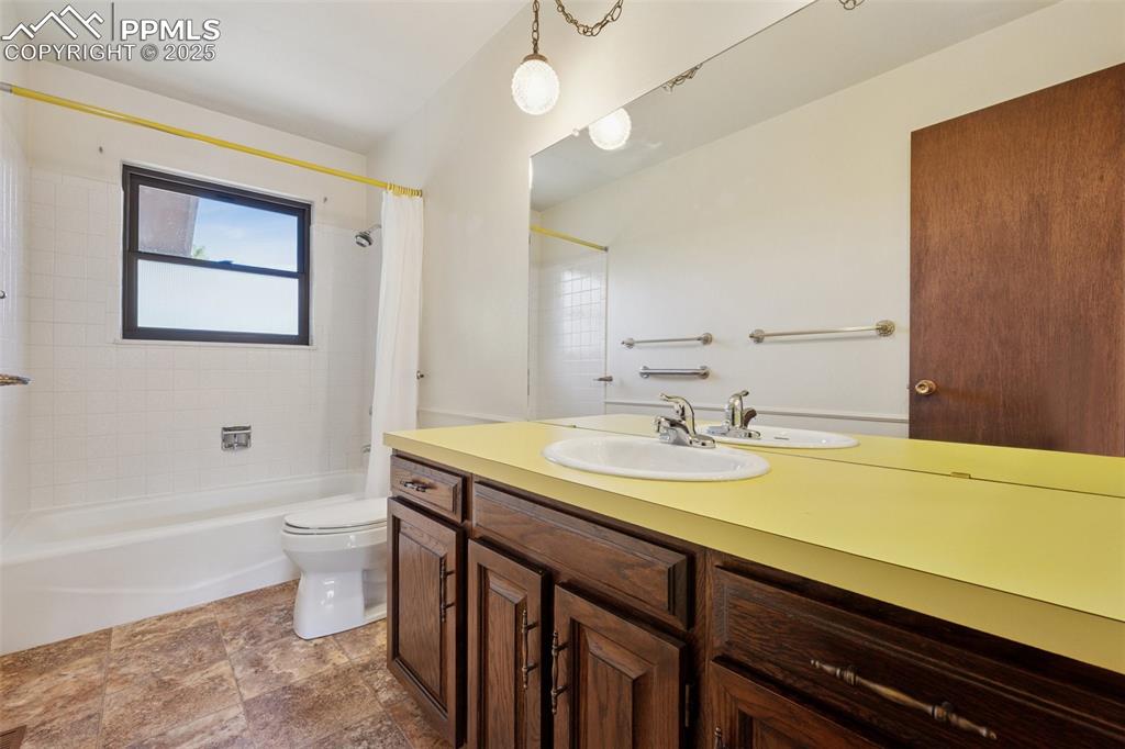 Image 32 of 49: Upstairs hall bath