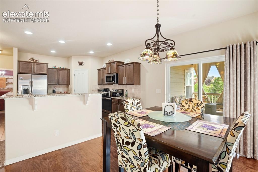 Image 14 of 50: Dining Area