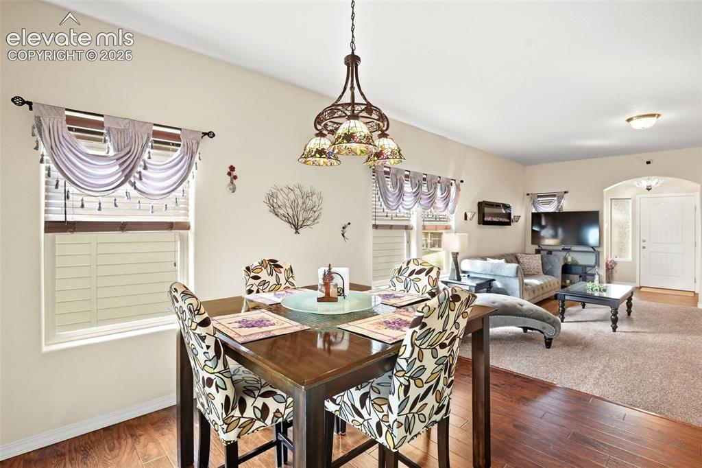 Image 15 of 50: Dining Area