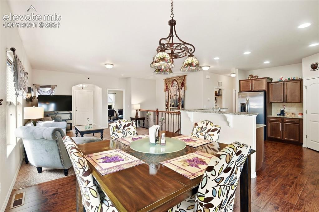 Image 16 of 50: Dining Area