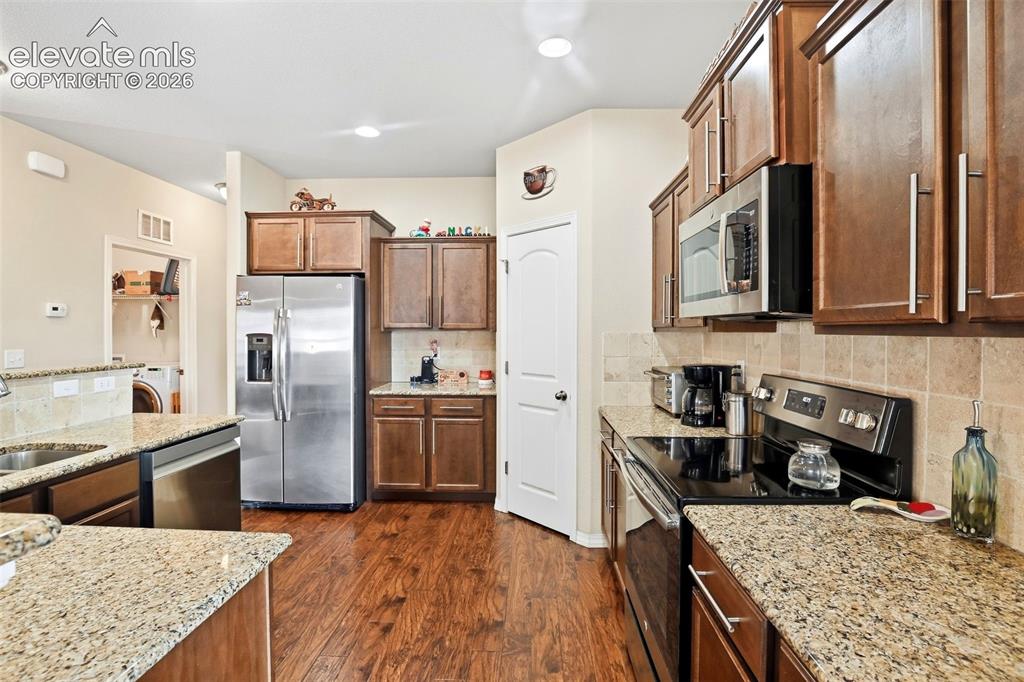 Image 17 of 50: Kitchen