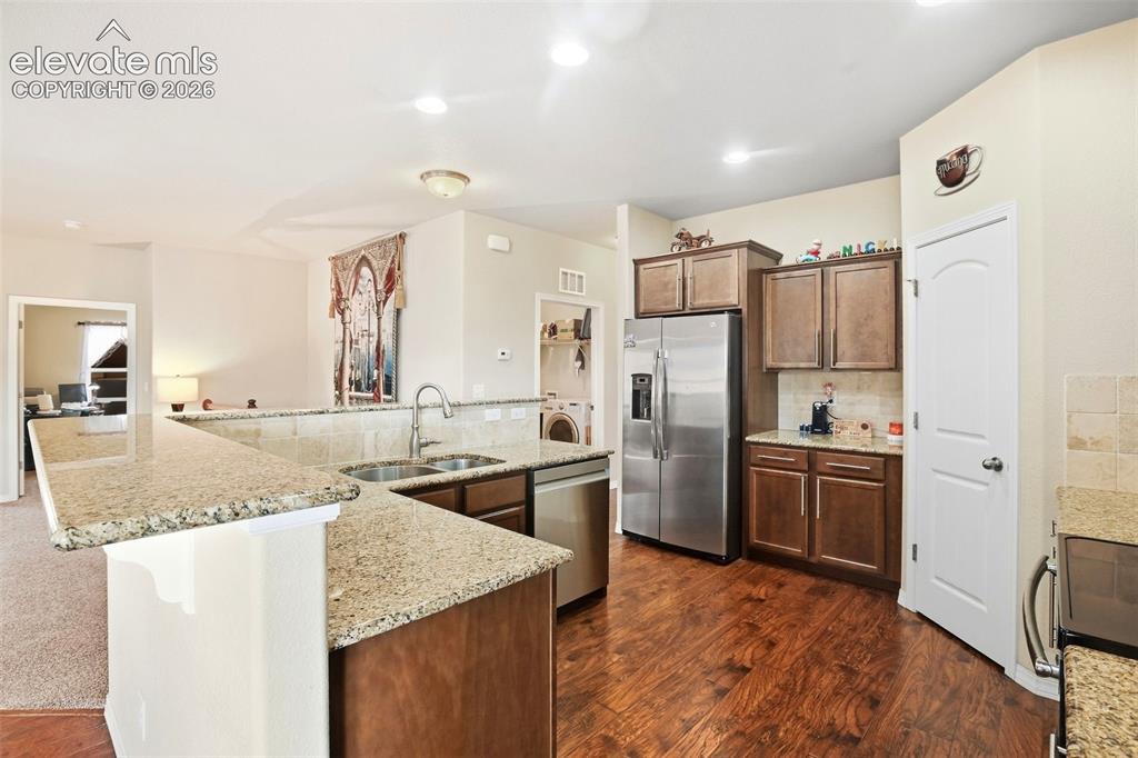 Image 18 of 50: Kitchen