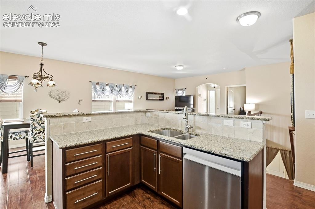 Image 19 of 50: Kitchen
