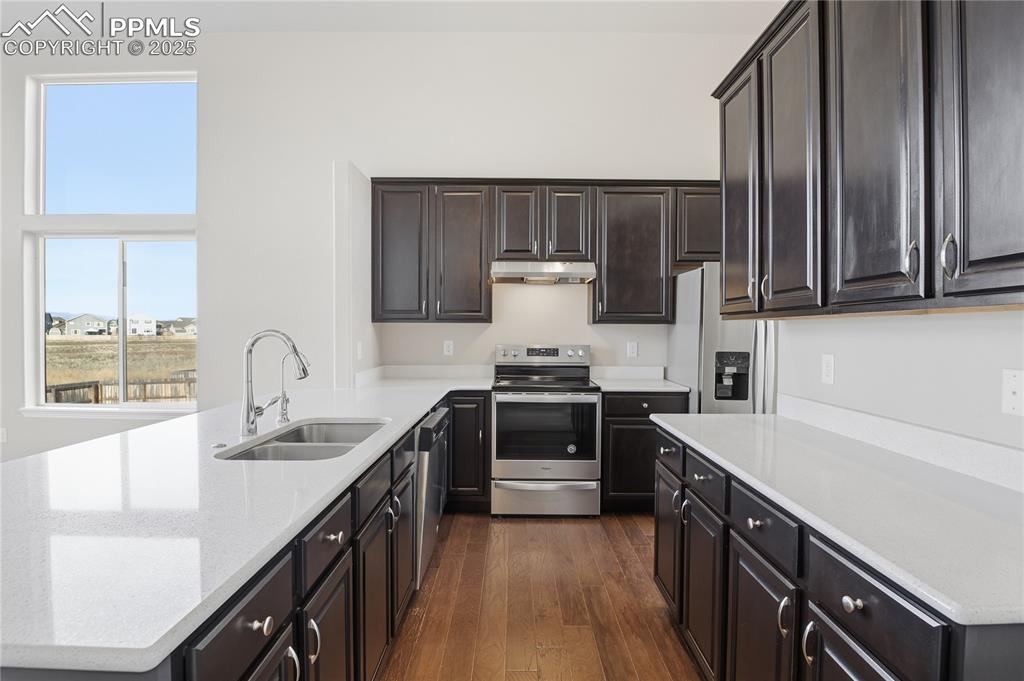 Image 10 of 40: Kitchen