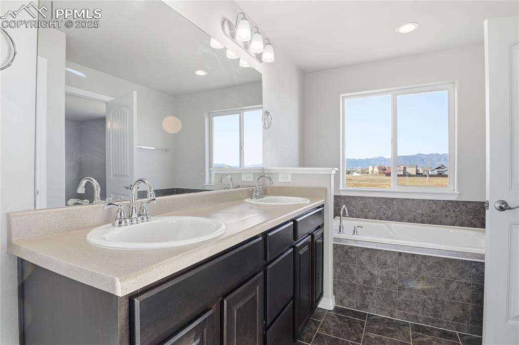 Image 17 of 40: Bathroom