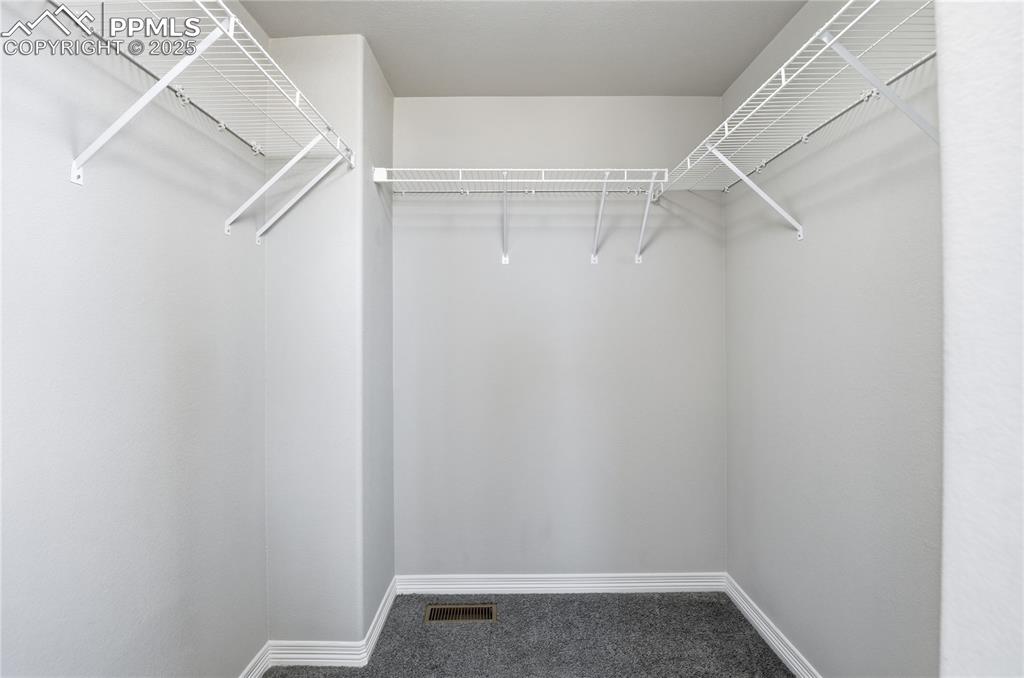 Image 19 of 40: Closet