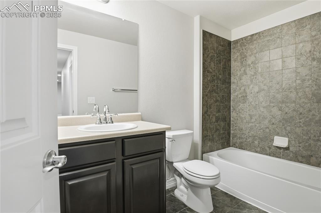 Image 25 of 40: Bathroom