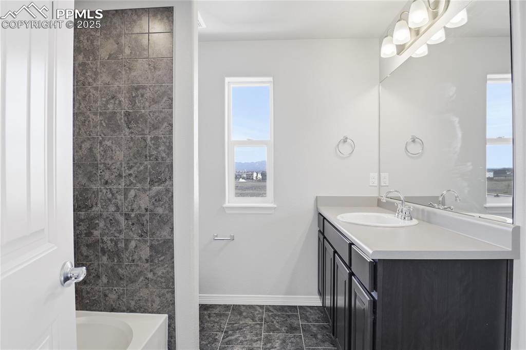 Image 33 of 40: Bathroom