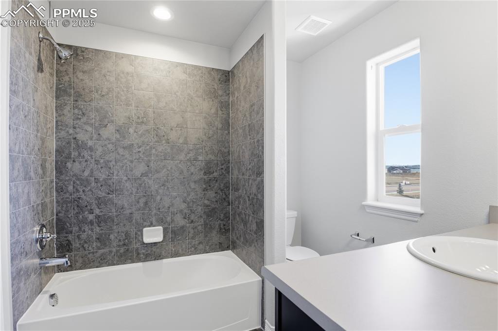 Image 34 of 40: Bathroom