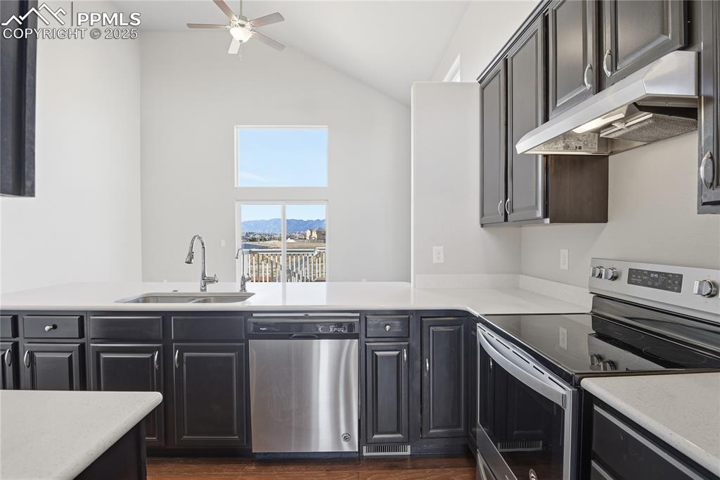 Image 8 of 40: Kitchen