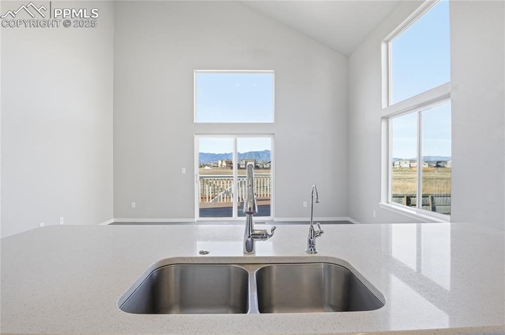 Image 9 of 40: Kitchen