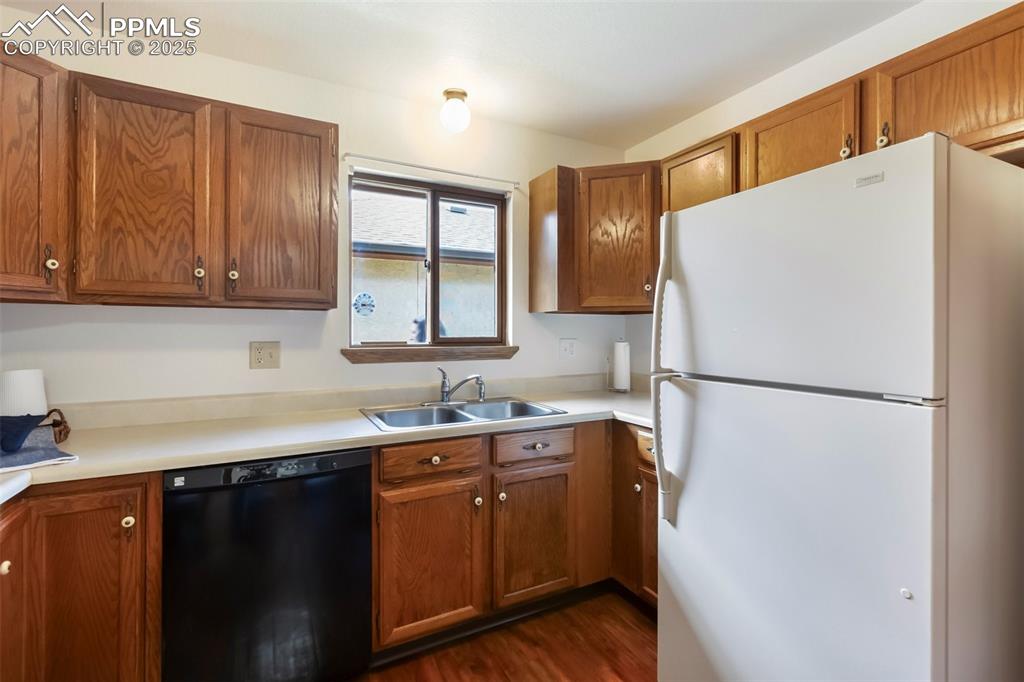 Image 15 of 33: Kitchen