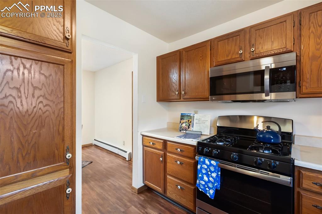 Image 16 of 33: Kitchen