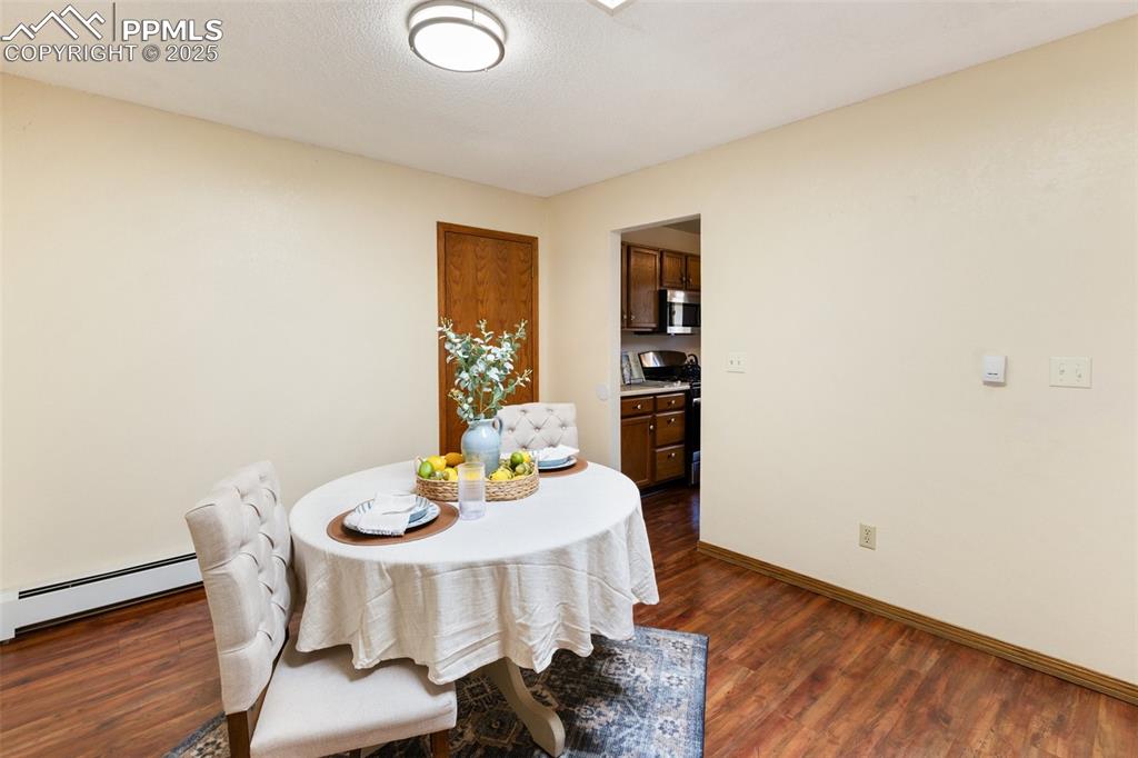 Image 17 of 33: Dining Area