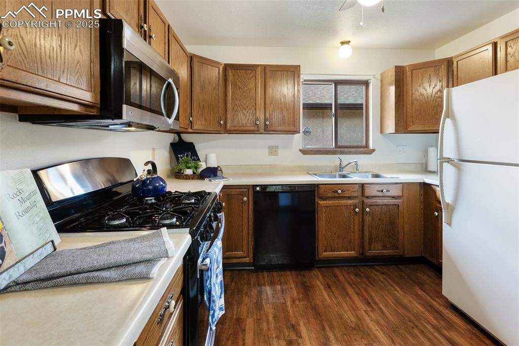 Image 19 of 33: Kitchen