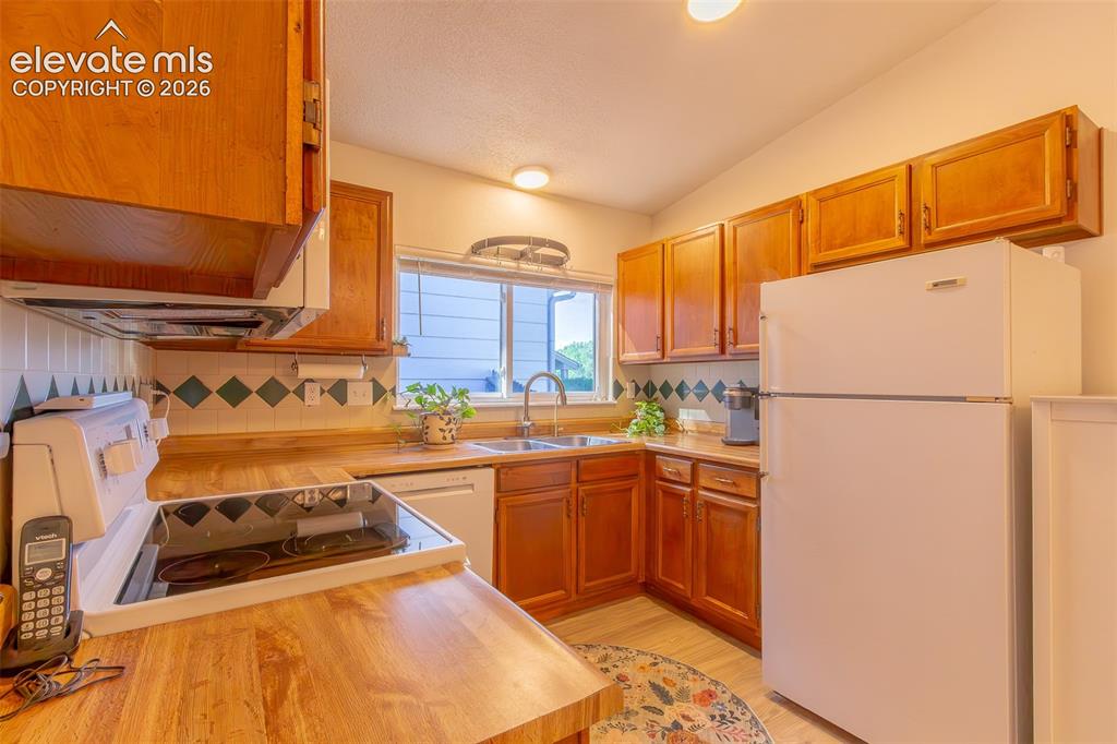 Image 12 of 45: Kitchen