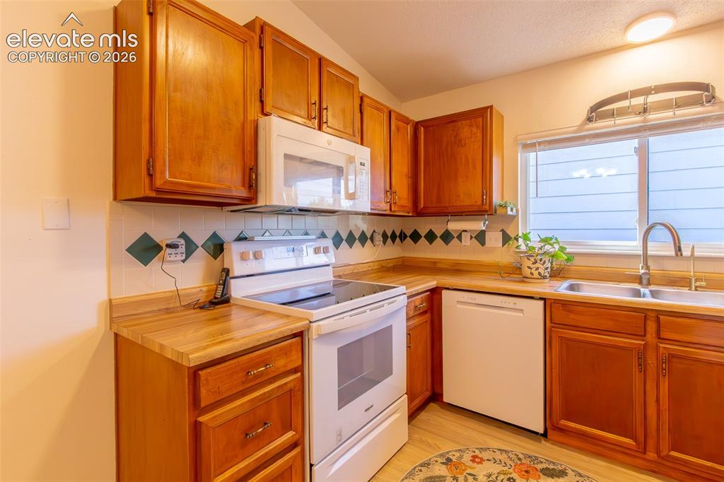 Image 13 of 45: Kitchen