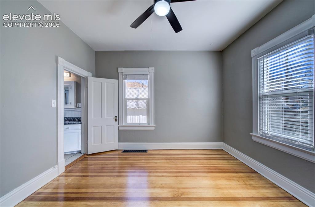 Image 14 of 29: bedroom