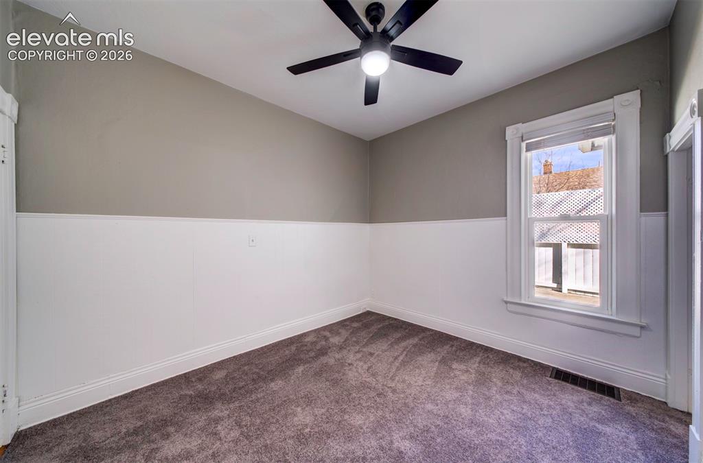 Image 18 of 29: bedroom