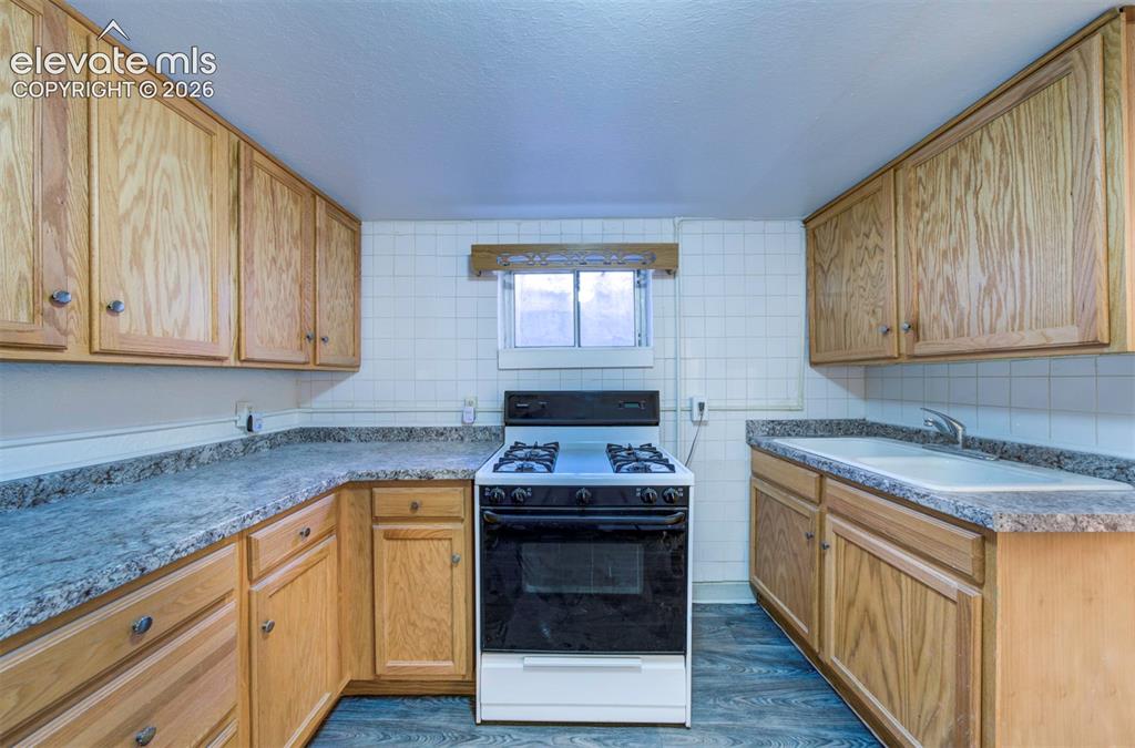 Image 25 of 29: kitchen