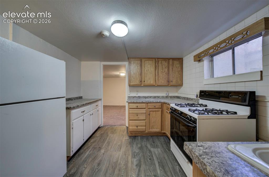Image 26 of 29: Kitchen
