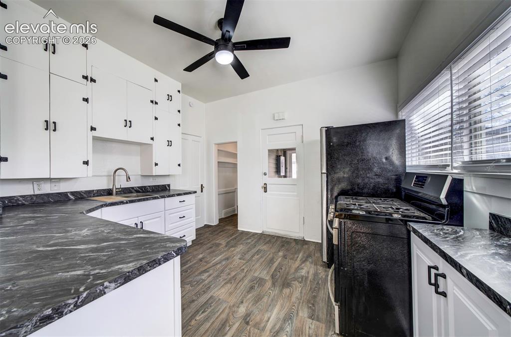 Image 9 of 29: Kitchen