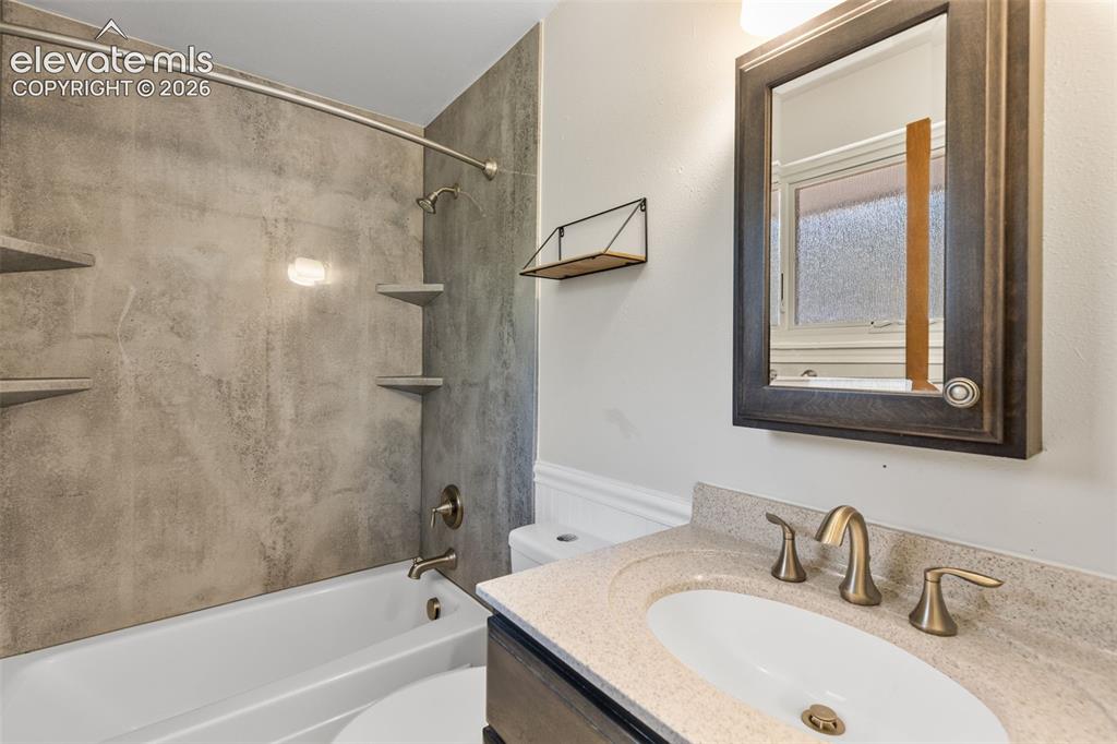 Image 15 of 28: Bathroom