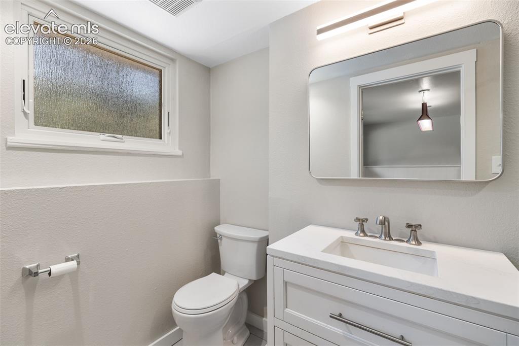 Image 19 of 28: Bathroom