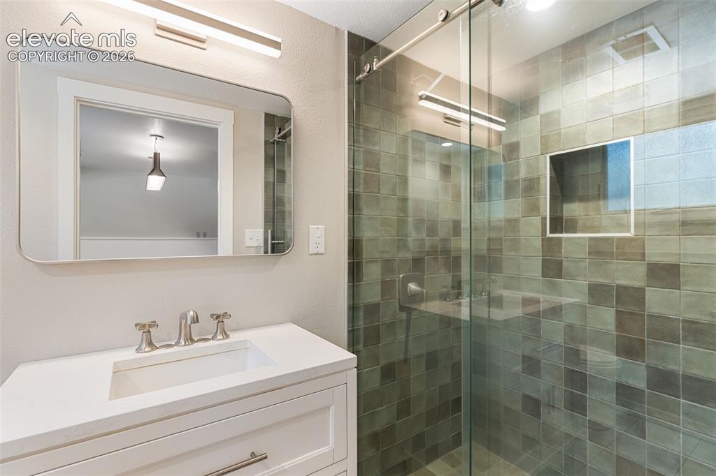 Image 20 of 28: Bathroom