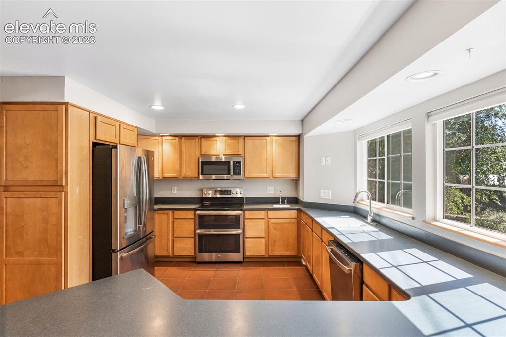 Image 7 of 28: Kitchen
