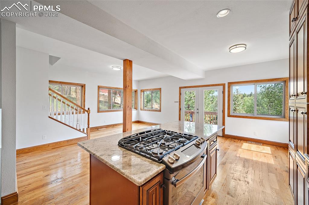 Image 10 of 50: Kitchen