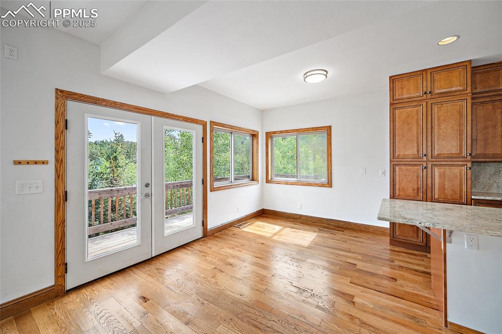 Image 13 of 50: Dining Area