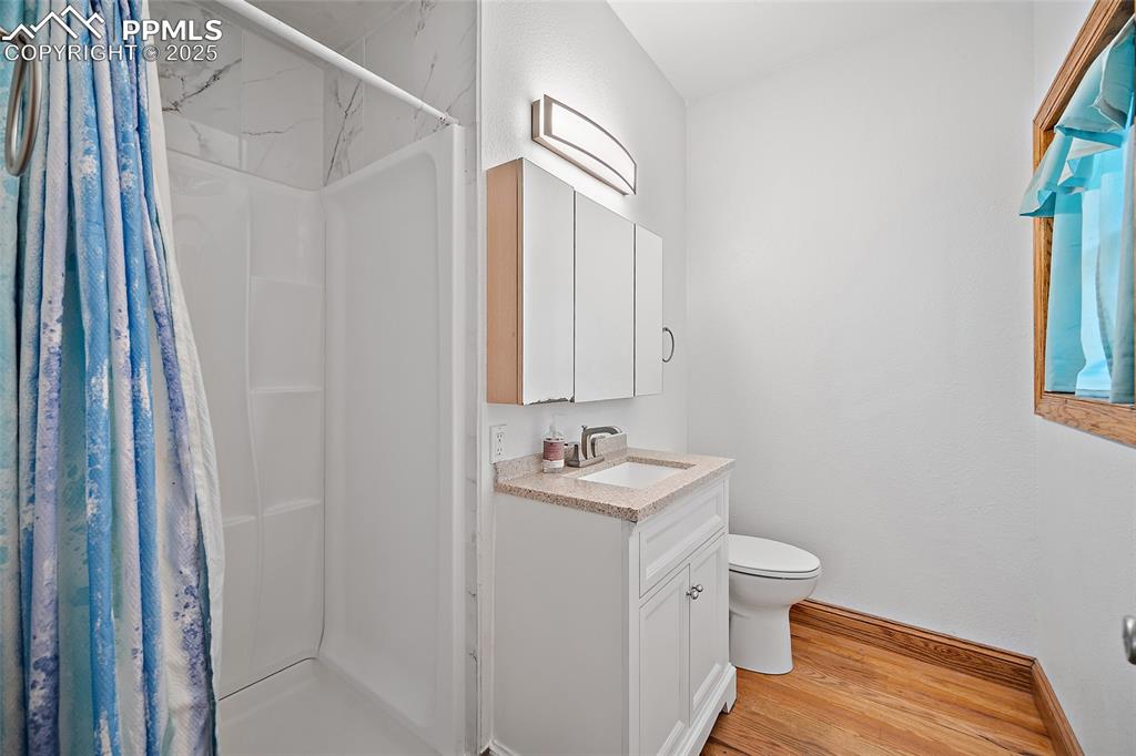 Image 17 of 50: Bathroom