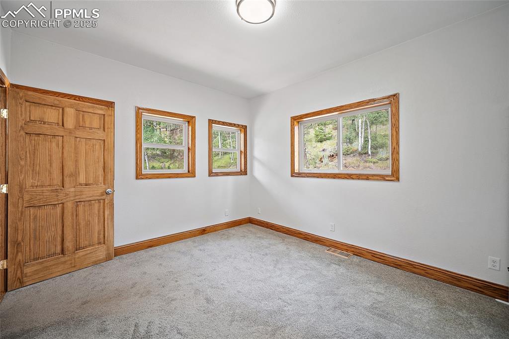 Image 19 of 50: Bedroom