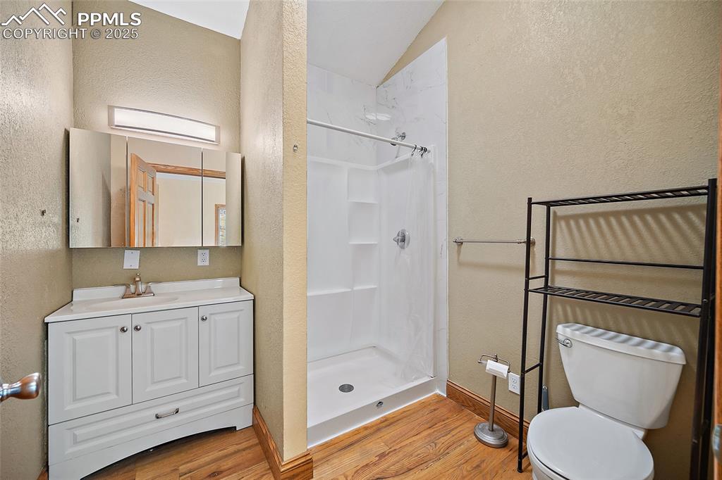 Image 25 of 50: Bathroom