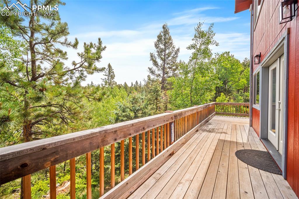 Image 35 of 50: Deck