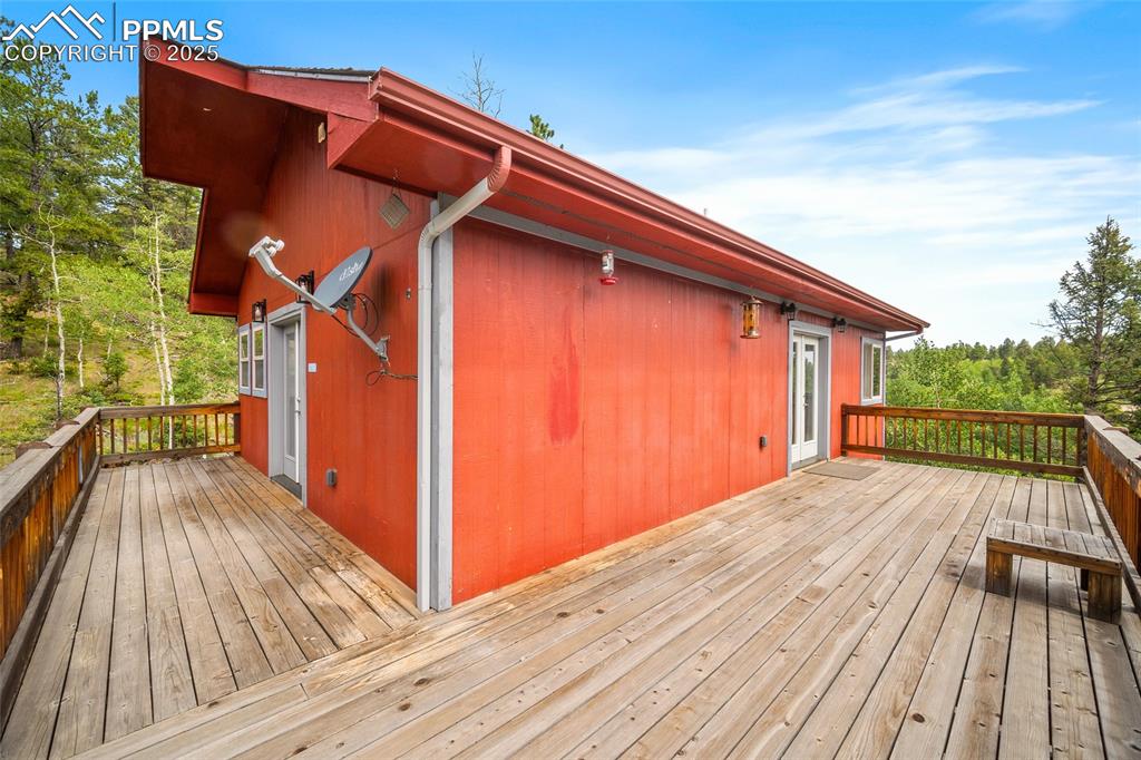 Image 36 of 50: Deck