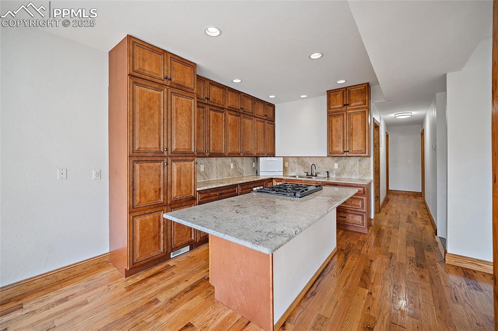 Image 6 of 50: Kitchen