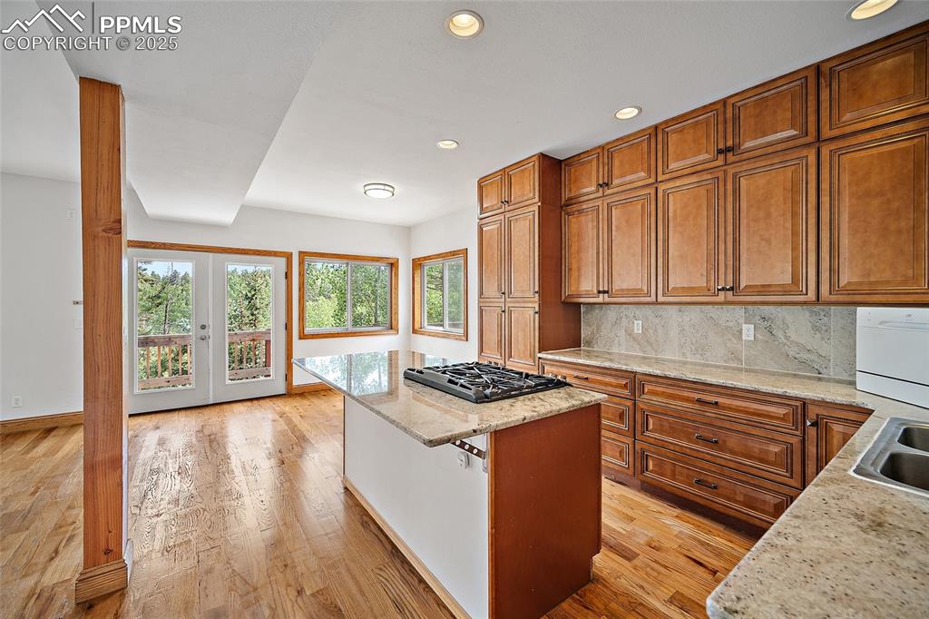 Image 7 of 50: Kitchen