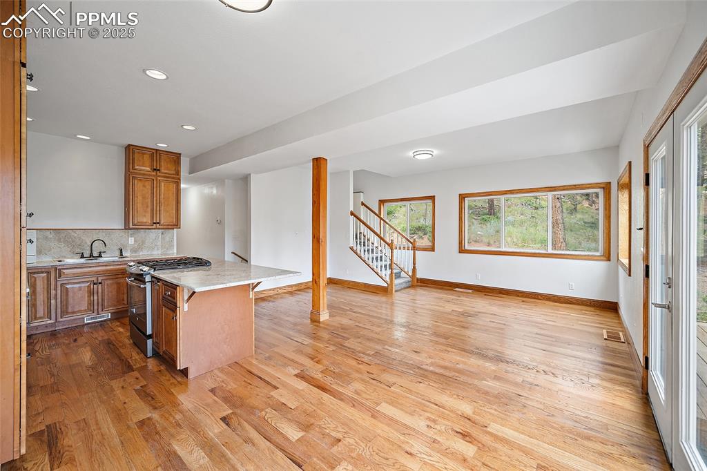 Image 8 of 50: Kitchen