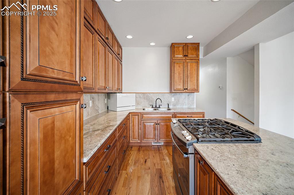 Image 9 of 50: Kitchen