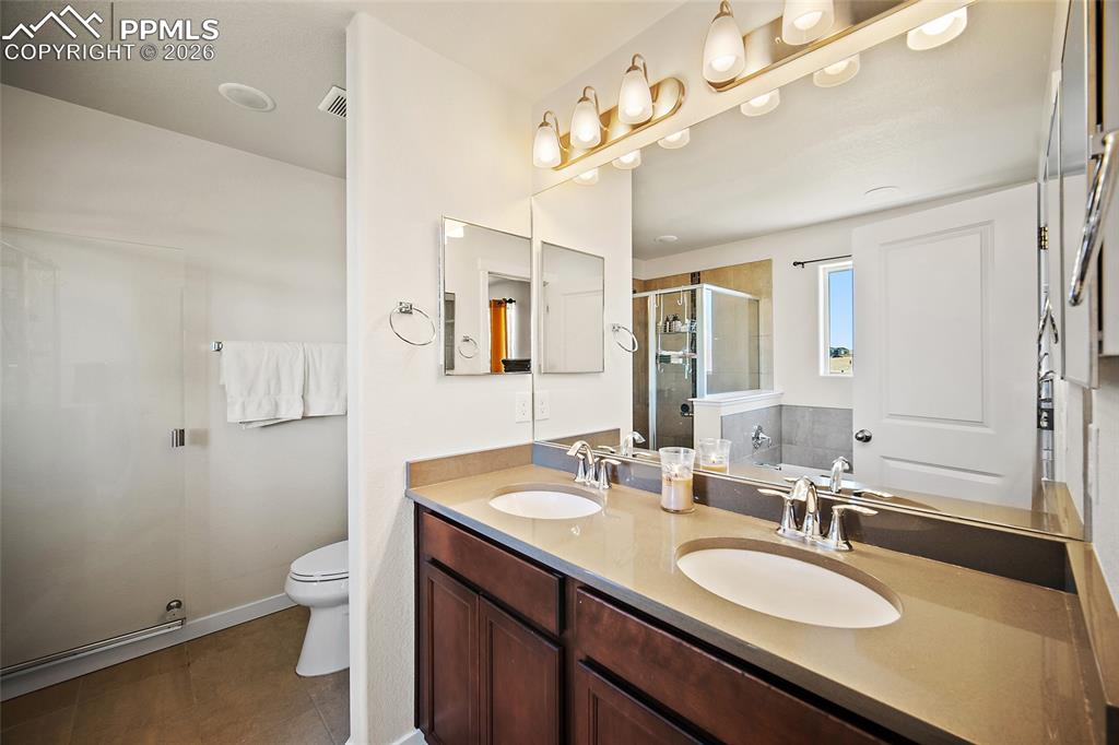 Image 12 of 35: Bathroom