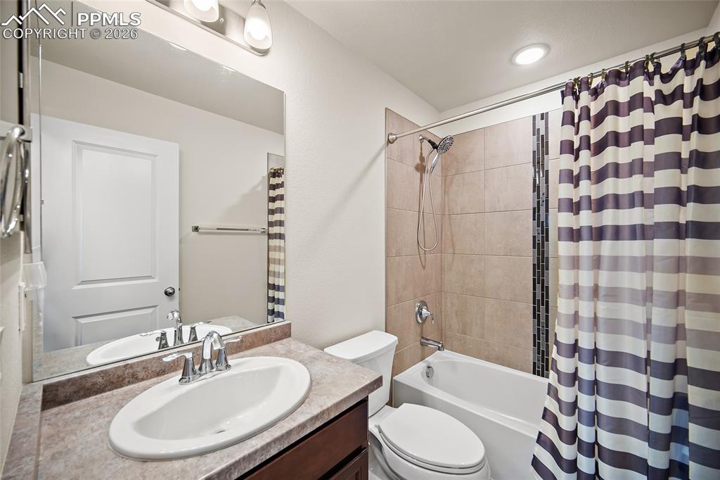 Image 8 of 35: Bathroom