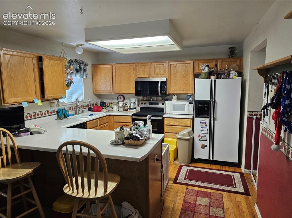 Image 2 of 7: Kitchen