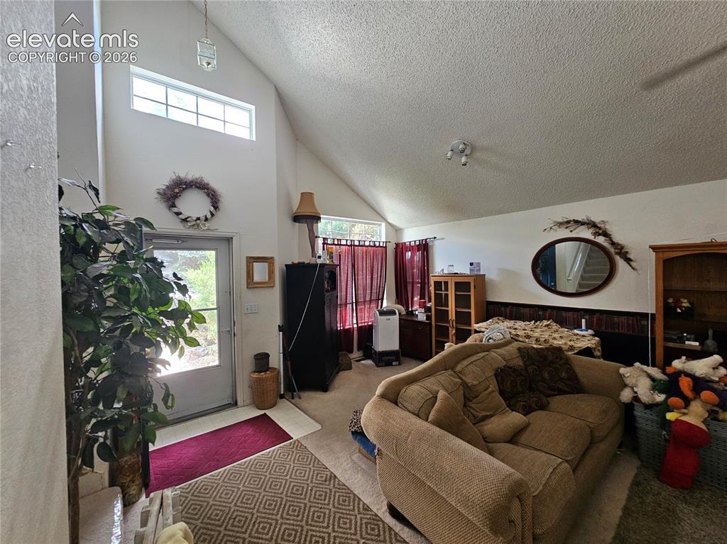 Image 3 of 7: Living Room